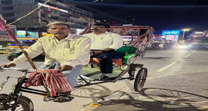 स्कूलों का किया औचक निरीक्षण, पंगत में बैठ छात्रों के साथ चखा मिड-डे मिल