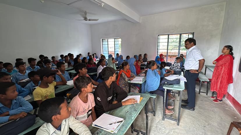 स्कूलों का किया औचक निरीक्षण, पंगत में बैठ छात्रों के साथ चखा मिड-डे मिल