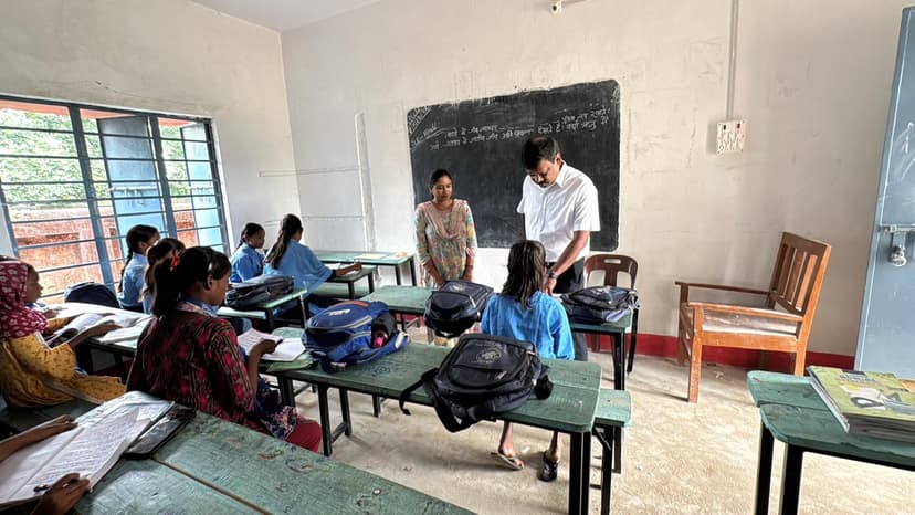 स्कूलों का किया औचक निरीक्षण, पंगत में बैठ छात्रों के साथ चखा मिड-डे मिल