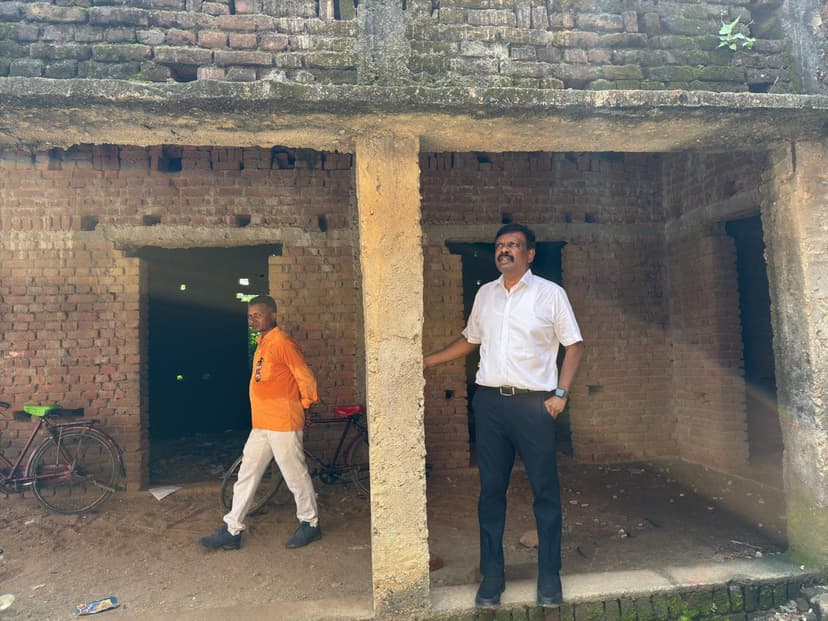 स्कूलों का किया औचक निरीक्षण, पंगत में बैठ छात्रों के साथ चखा मिड-डे मिल