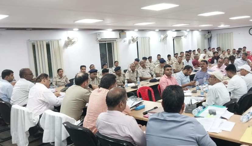 नवादा में हुड़दंगियों पर रहेगी विशेष नजर, तीसरी आंख का रहेगा पहरा, चप्पे-चप्पे पर पुलिस फोर्स की तैनाती