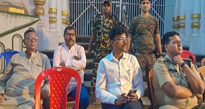कड़ी सुरक्षा के बीच 5 लाइसेंसी मां दुर्गा की मूर्ति दुखहरणी द्वार से कराया गया पास, सुरक्षा बलों की थी तैनाती