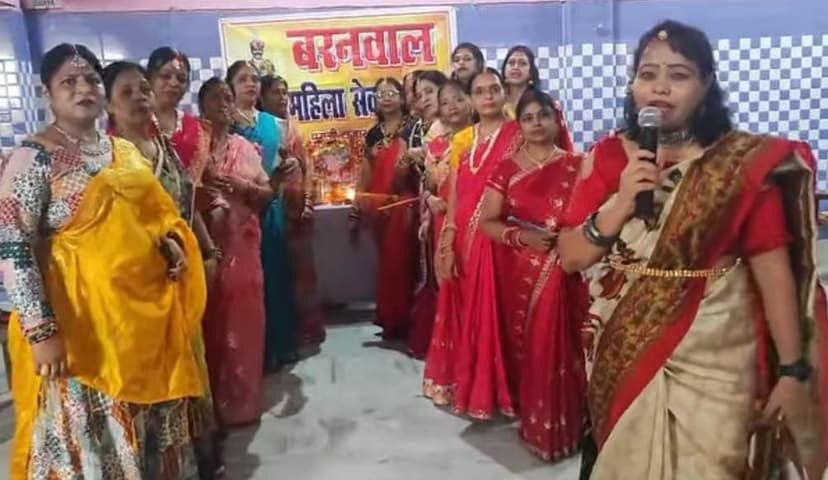 महिलाओं ने पति की लंबी उम्र और खुशहाल परिवार की कामना की