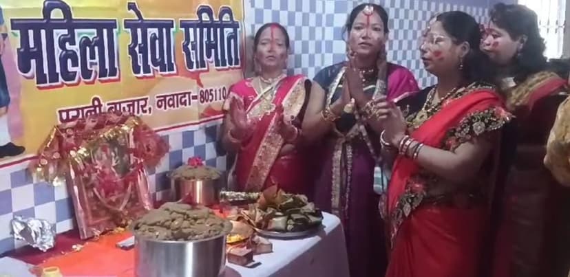 महिलाओं ने पति की लंबी उम्र और खुशहाल परिवार की कामना की