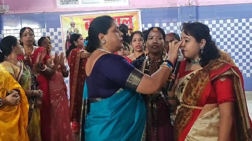 महिलाओं ने पति की लंबी उम्र और खुशहाल परिवार की कामना की