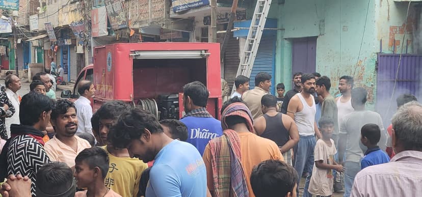 कबाड़ दुकान में रखा लाखों का सामान जलकर खाक, मची अफरा-तफरी