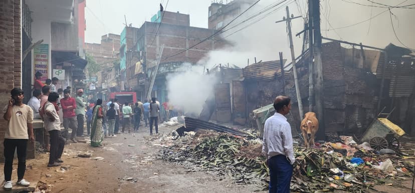 कबाड़ दुकान में रखा लाखों का सामान जलकर खाक, मची अफरा-तफरी