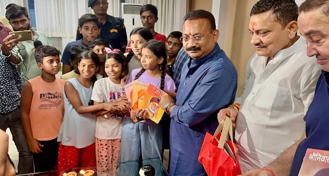 बच्चों के बीच मिठाई और दीप का किया वितरण, कहा : विकास की नई छलांग लगाने के लिए बिहार तैयार