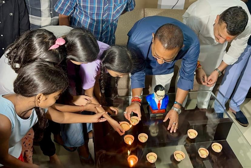 बच्चों के बीच मिठाई और दीप का किया वितरण, कहा : विकास की नई छलांग लगाने के लिए बिहार तैयार