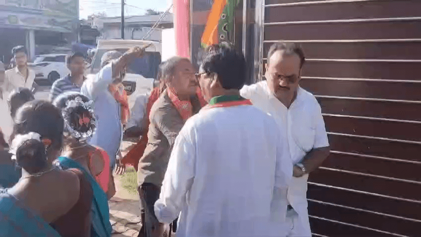 कार्यक्रम से बीजेपी नेता को धक्का-मुक्की कर भगाया, वीडियो वायरल