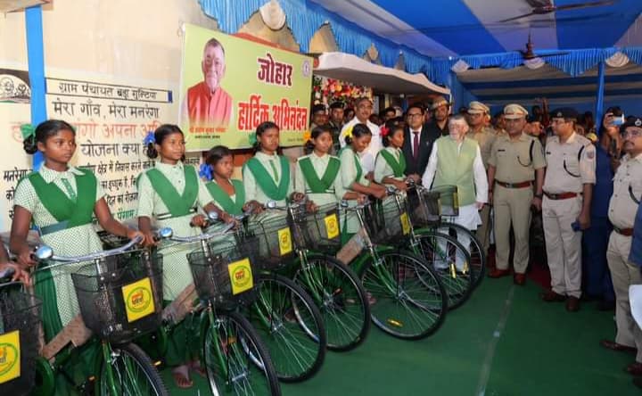 चाईबासा में राज्यपाल संतोष गंगवार का ग्रामीणों से संवाद, कई योजनाओं के तहत परिसंपत्तियों का किया वितरण