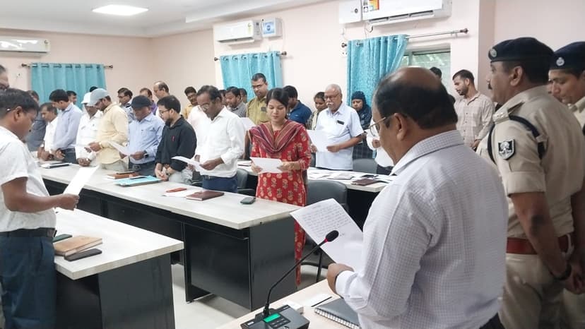 नवादा में डीएम ने पदाधिकारियों और कर्मियों को दिलाई शपथ, कहा : साथियों में राजभाषा की जलाए रखें ज्योति