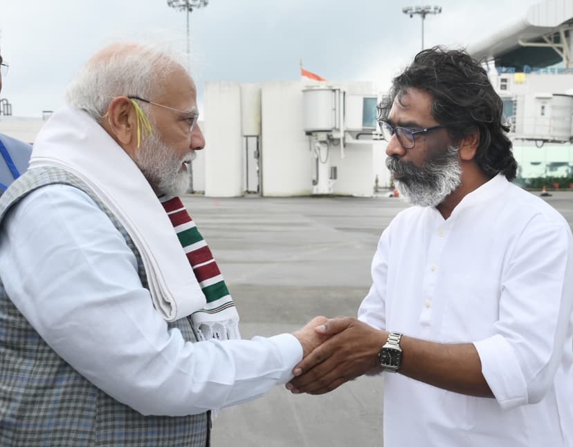 रांची एयरपोर्ट पर PM मोदी से मिले CM हेमंत, शॉल और बुद्ध का स्मृति चिन्ह देकर किया स्वागत