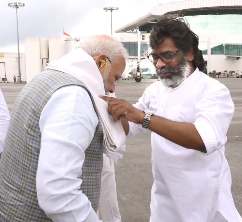 रांची एयरपोर्ट पर PM मोदी से मिले CM हेमंत, शॉल और बुद्ध का स्मृति चिन्ह देकर किया स्वागत