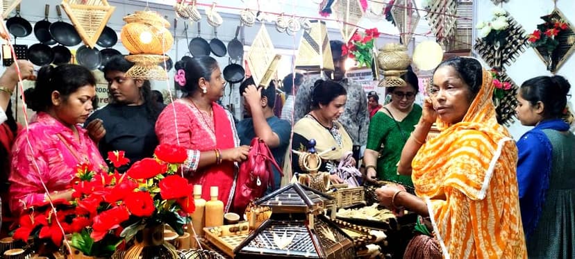 संडे को पहुंचे 50 हजार से अधिक लोग, ग्रामीण शिल्प की जमकर की खरीदारी