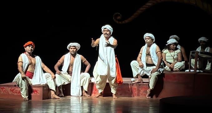 रश्मिरथी की संगीतमय प्रस्तुति ने दर्शकों का मोहा मन, मंच पर साकार हुआ कर्ण, अर्जुन और कृष्ण का किरदार