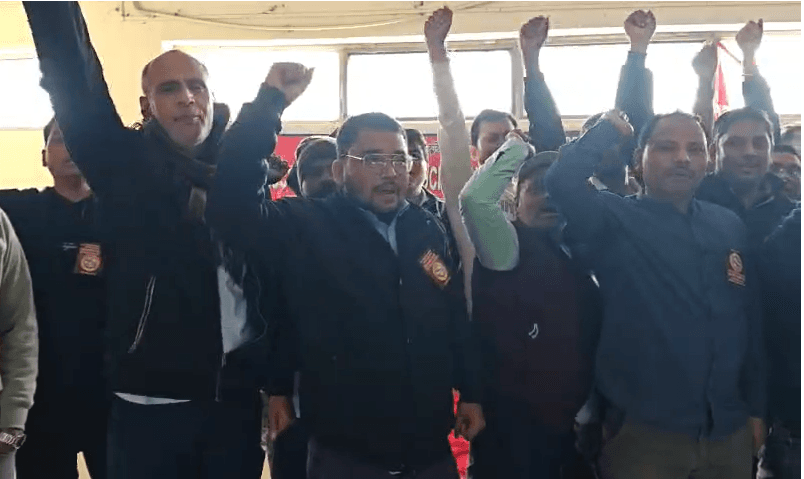 कटिहार में रेलवे का चक्का जाम करने को तैयार लोको रनिंग स्टाफ, 48 घंटे की भूख हड़ताल जूस पिलाकर खत्म