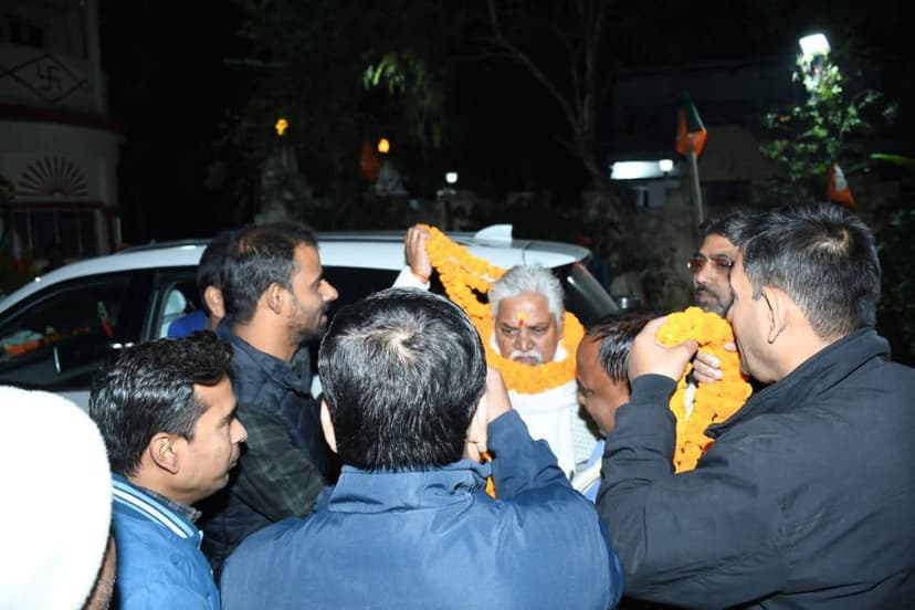 सोनपुर में विधानसभा अध्यक्ष डॉ. प्रेम कुमार का भव्य नागरिक अभिनंदन, ओम कुमार सिंह ने किया स्वागत