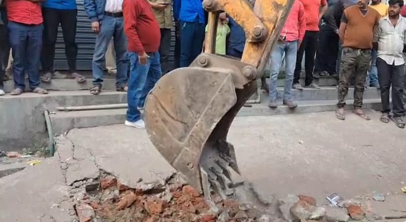 बुलडोजर कार्रवाई का लोगों ने किया विरोध