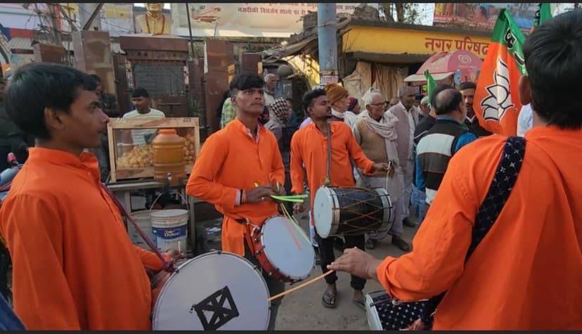 भाजपा कार्यकर्ताओं ने एक-दूसरे को खिलाई मिठाई, कहा : जनता ने केजरीवाल को दिया करारा जवाब