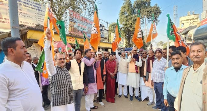 भाजपा कार्यकर्ताओं ने एक-दूसरे को खिलाई मिठाई, कहा : जनता ने केजरीवाल को दिया करारा जवाब