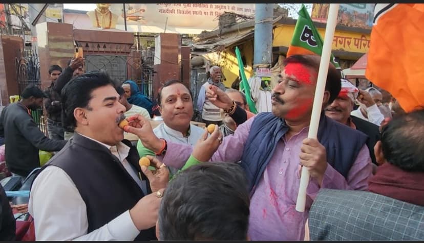 भाजपा कार्यकर्ताओं ने एक-दूसरे को खिलाई मिठाई, कहा : जनता ने केजरीवाल को दिया करारा जवाब