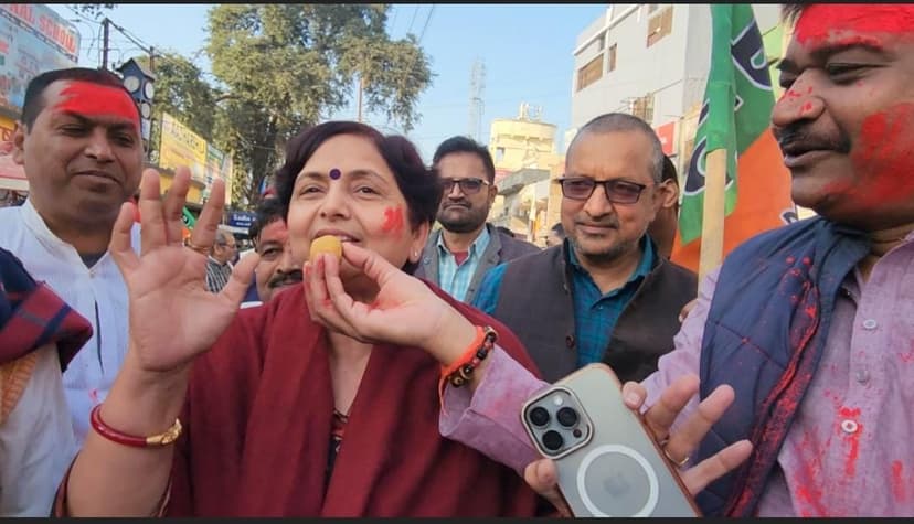 भाजपा कार्यकर्ताओं ने एक-दूसरे को खिलाई मिठाई, कहा : जनता ने केजरीवाल को दिया करारा जवाब