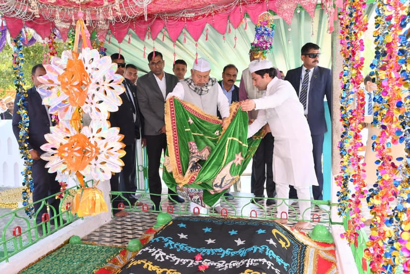 सूफी संत हजरत मख्दूम शाह कमालुद्दीन अहमद यहया मनेरी के उर्स पर की चादरपोशी