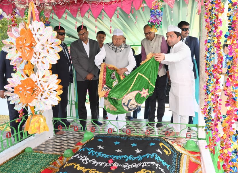 सूफी संत हजरत मख्दूम शाह कमालुद्दीन अहमद यहया मनेरी के उर्स पर की चादरपोशी