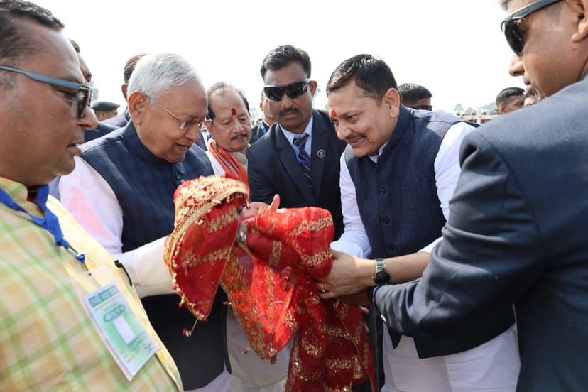 भोजपुर में छोटू सिंह ने मुख्यमंत्री का किया स्वागत, मां आरण्य देवी की चुनरी की भेंट, कहा : '2025 में फिर लौटेंगे नीतीश'