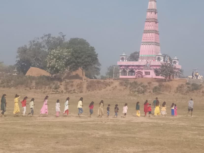 भोजपुर के अंधारी गांव में बाल शिवभक्तों ने निभाई 35 साल पुरानी परंपरा, सोन नदी से जल लाकर किया सामूहिक जलाभिषेक