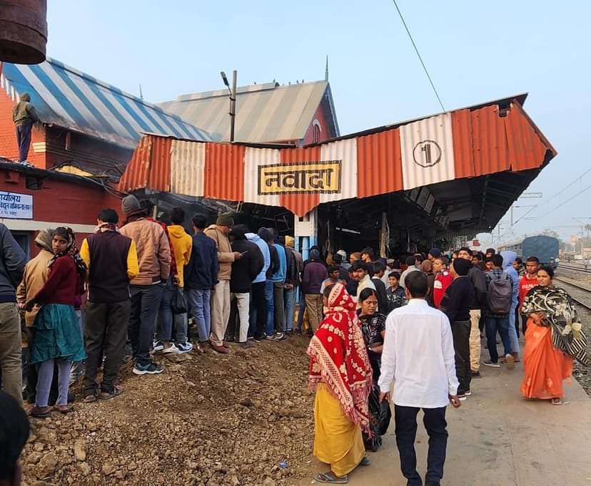 नवादा रेलवे स्टेशन पर लगी आग, मचा हड़कंप, शरारती तत्वों पर लगा आरोप