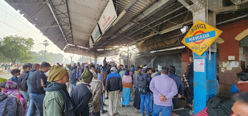 नवादा रेलवे स्टेशन पर लगी आग, मचा हड़कंप, शरारती तत्वों पर लगा आरोप