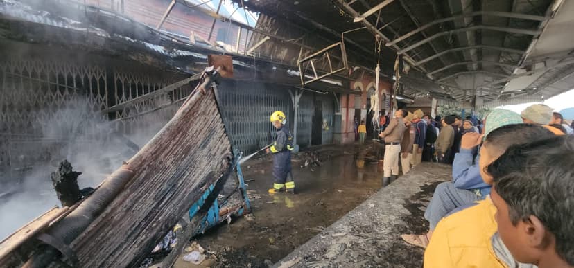 नवादा रेलवे स्टेशन पर लगी आग, मचा हड़कंप, शरारती तत्वों पर लगा आरोप