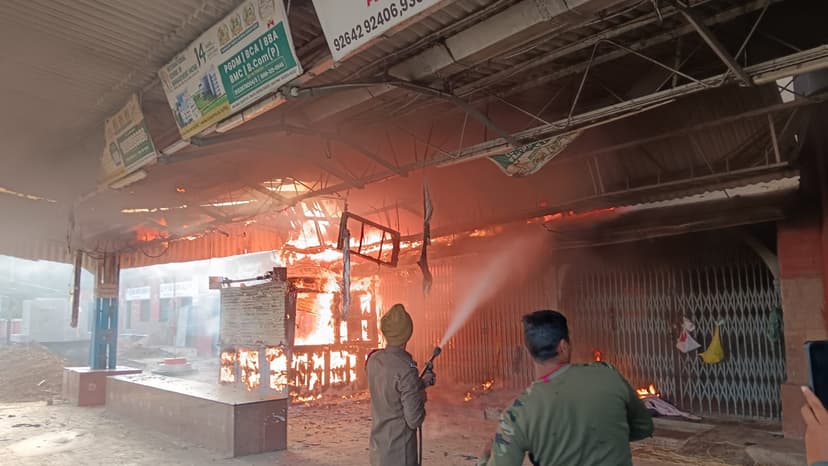 नवादा रेलवे स्टेशन पर लगी आग, मचा हड़कंप, शरारती तत्वों पर लगा आरोप