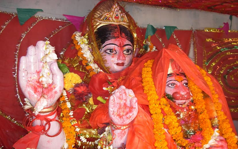 पहाड़ की चोटी पर स्थित भगवान हनुमान का अद्वितीय मंदिर, जहां माता अंजनी की गोद में बैठे हैं हनुमान