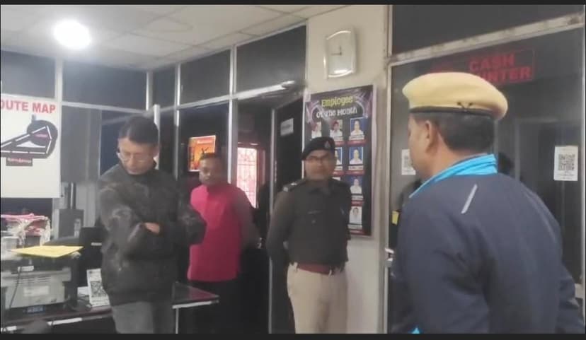 होंडा बाइक शोरुम में की सेंधमारी, लाखों रुपये लेकर हुए फरार, पुलिस गश्त की खुल गई पोल
