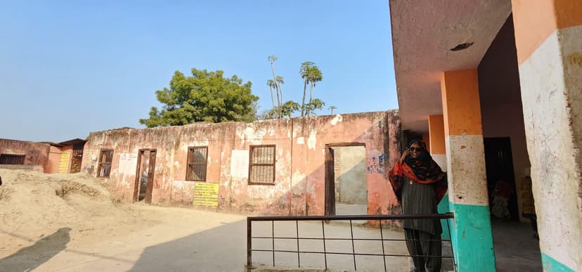 नवादा के इस सरकारी स्कूल में रसोई घर में चल रही कक्षाएं, पेयजल और शौचालय भी मयस्सर नहीं, छात्र के साथ-साथ शिक्षक भी परेशान