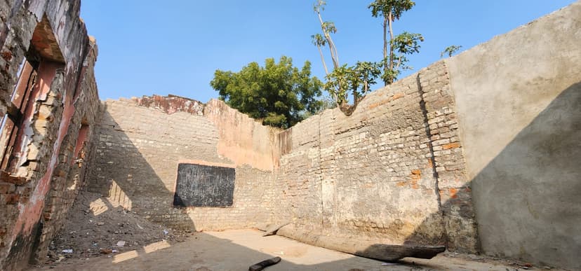 नवादा के इस सरकारी स्कूल में रसोई घर में चल रही कक्षाएं, पेयजल और शौचालय भी मयस्सर नहीं, छात्र के साथ-साथ शिक्षक भी परेशान