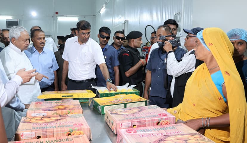 CM नीतीश अधिकारियों के साथ पहुंचे बिहटा, कई औद्योगिक इकाईयों का किया निरीक्षण