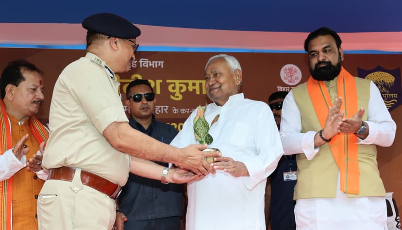 CM नीतीश ने पुलिस के उपयोग हेतु 520 चार पहिया एवं 98 दो पहिया वाहनों का किया लोकार्पण, हरी झंडी दिखाकर किया रवाना