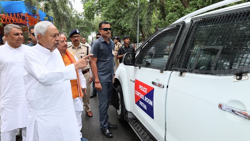 CM नीतीश ने पुलिस के उपयोग हेतु 520 चार पहिया एवं 98 दो पहिया वाहनों का किया लोकार्पण, हरी झंडी दिखाकर किया रवाना