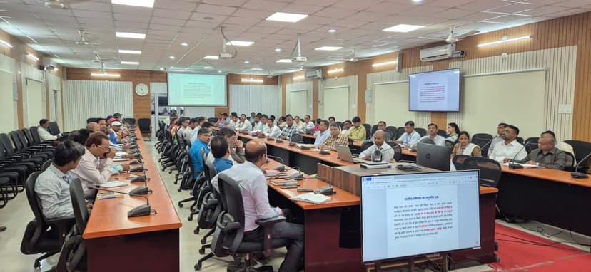 बेतिया में सोमवारीय बैठक सम्पन्न, बेहतर कार्य के लिए डीएम ने DPO कुमार अनुभव को प्रशस्ति पत्र देकर किया सम्मानित