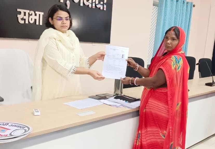 नवादा के 10071 लाभुकों को मिली सहायता राशि, DDC प्रियंका रानी ने लाभुकों में वितरित किया स्वीकृति-पत्र