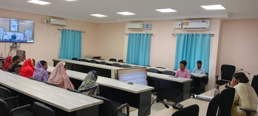 नवादा के 10071 लाभुकों को मिली सहायता राशि, DDC प्रियंका रानी ने लाभुकों में वितरित किया स्वीकृति-पत्र