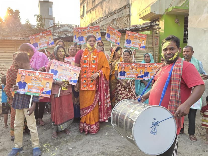 भाजपा नेता नूतन गुप्ता ने झुग्गी-बस्ती की महिलाओं और बच्चों संग खेली होली, लगाया अबीर-गुलाल, बांटी खुशियां