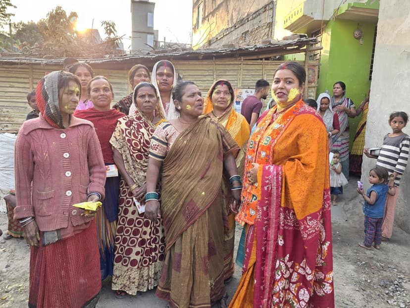 भाजपा नेता नूतन गुप्ता ने झुग्गी-बस्ती की महिलाओं और बच्चों संग खेली होली, लगाया अबीर-गुलाल, बांटी खुशियां