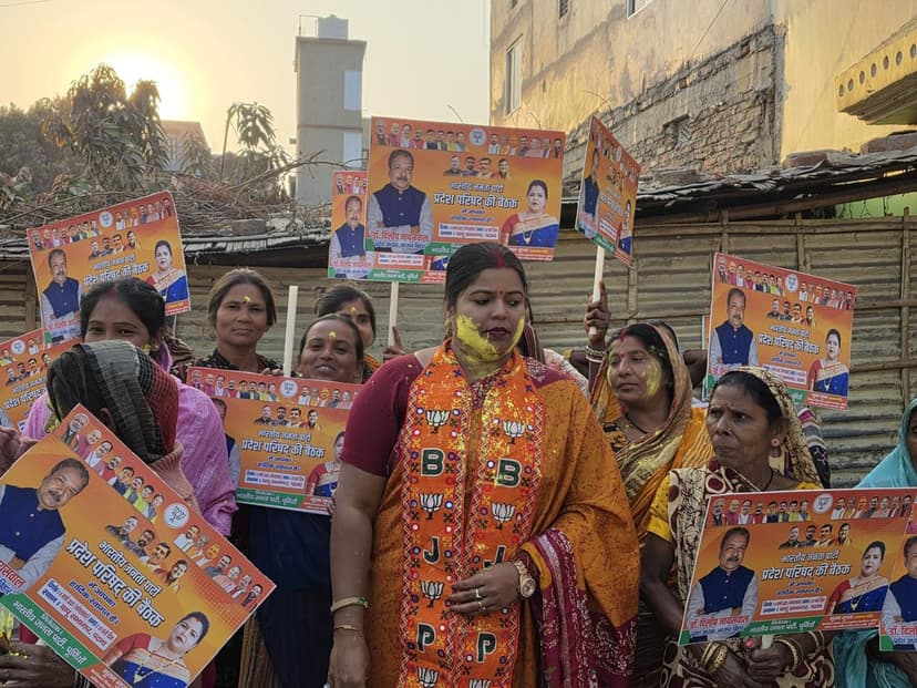 भाजपा नेता नूतन गुप्ता ने झुग्गी-बस्ती की महिलाओं और बच्चों संग खेली होली, लगाया अबीर-गुलाल, बांटी खुशियां