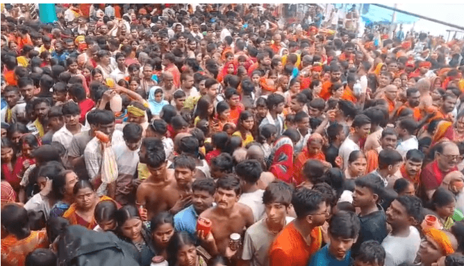 सावन की पहली सोमवारी पर सुलतानगंज में उमड़ी भीड़,अजगैबिनाथ मंदिर में हर-हर महादेव की गूंज