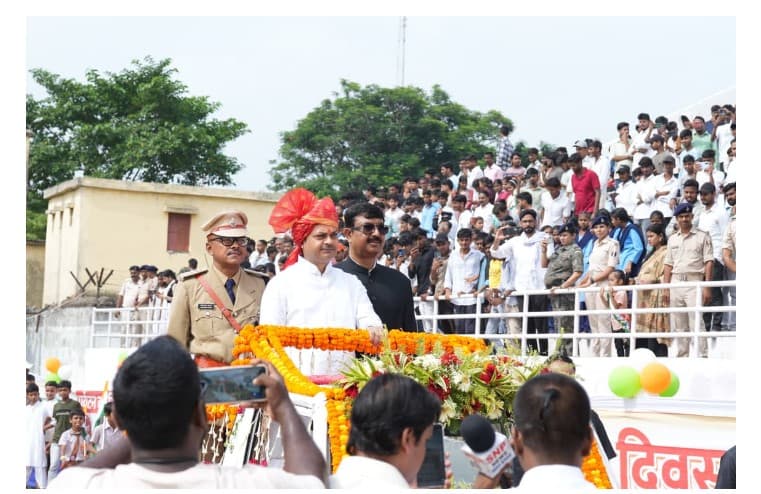 प्रभारी मंत्री संजय सिंह ने जमुई के श्री कृष्णा सिंह स्टेडियम में किया ध्वजारोहण
